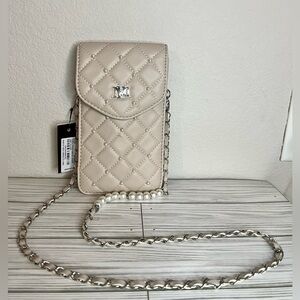 NWT BADGLEY MISCHKA $79 OFF WHITE PEARL VEGAN LEATHER PHONE CASE CROSSBODY BAG